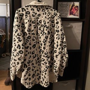 Over sized cute shacket. Neutral. Runs almost like a size large.